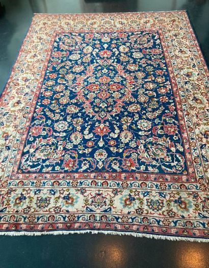 null Grand tapis persan de style Keshan à rinceaux floraux sur champ indigo, 392x293...