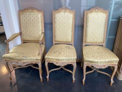 null Suite de deux fauteuils et de quatre chaises à la reine de style Régence, XXe,...