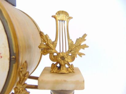 null Pendule-portique de style Louis XVI aux lyres, XIXe, marbre, ornements en bronze...