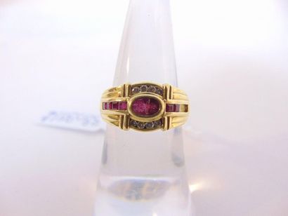 null Bague en or jaune 18 carats sertie d'un rubis ovale entouré de diamants et épaulé...