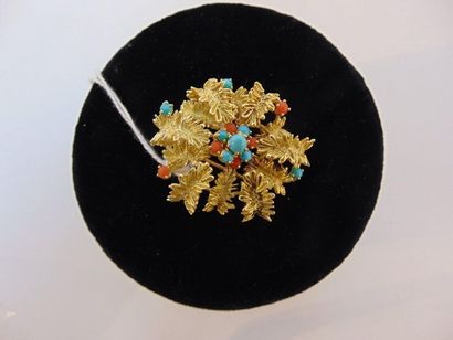 null Broche-couronne fleuronnée en or jaune 18 carats rehaussée de perles en turquoise...