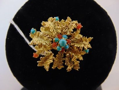 null Flower brooch-crown in 18 carat yellow gold with turquoise and coral beads,...