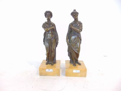 null Pair of antique female figures, late 19th century, bronze patina on marble bases,...