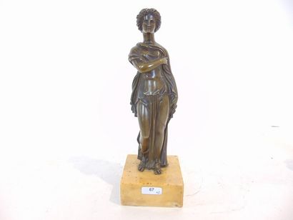 null Pair of antique female figures, late 19th century, bronze patina on marble bases,...