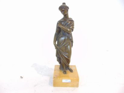 null Paire de figures féminines d'après l'antique, fin XIXe, bronze patiné sur socles...
