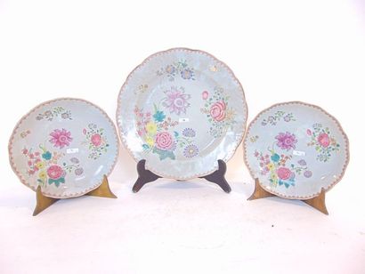 CHINE Set of a dish and a pair of compote dishes with polylobed rim and floral decoration...