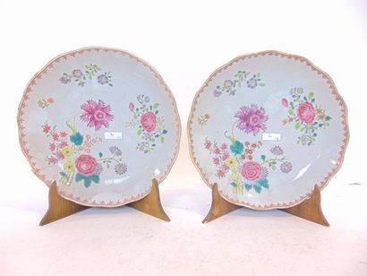 CHINE Set of a dish and a pair of compote dishes with polylobed rim and floral decoration...