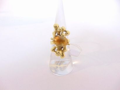 null Contemporary ring in 18 karat yellow gold set with an oval citrine, t. 52, 7...