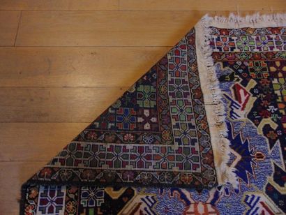 null Deux tapis persans à motifs stylisés polychromes, 197x117 cm et 199x112 cm env....