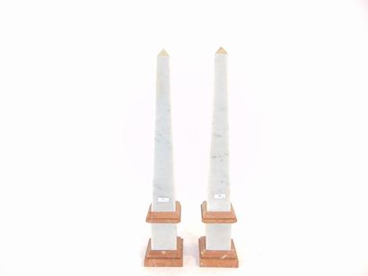 null Pair of obelisks, 20th century, bicoloured marble, h. 50 cm [pieces].