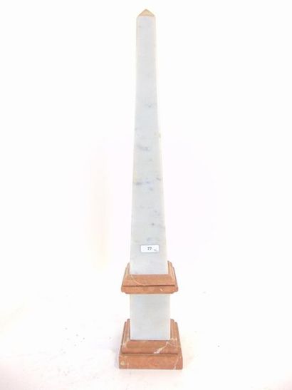 null Paire d'obélisques, XXe, marbre bicolore, h. 50 cm [éclats].