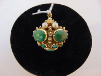 null Pendentif ovoïde en or jaune 18 carats serti de cabochons (en jaspe et turquoise)...