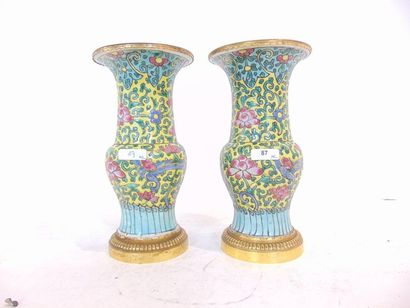 CHINE (ou SAMSON) Paire de petits vases huagu à décor en émaux polychromes dits de...