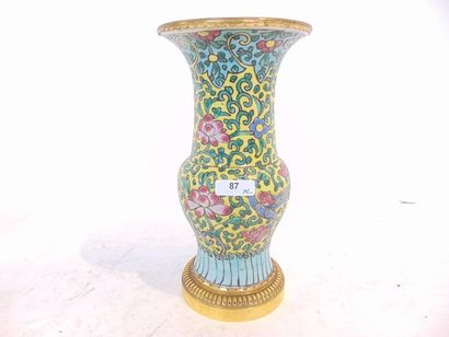 CHINE (ou SAMSON) Paire de petits vases huagu à décor en émaux polychromes dits de...