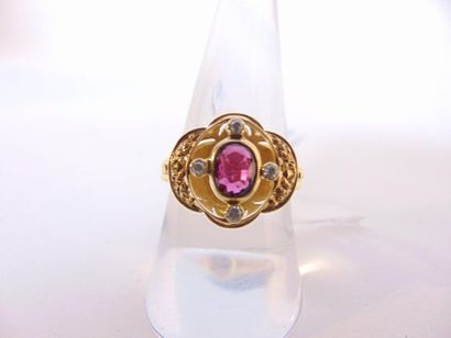 null Ring in 18 karat yellow gold set with an oval garnet and four diamonds, hallmark,...