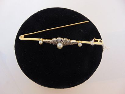 null Antique hair slide in 18 karat yellow gold set with pearls and whirl brilliants,...