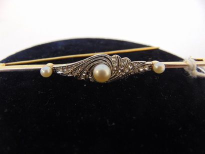 null Antique hair slide in 18 karat yellow gold set with pearls and whirl brilliants,...