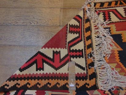 null Grand kilim à triple médaillon sur champ garance, 312x159 cm env. [altérations...