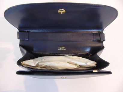 CELINE - PARIS Sac à main en cuir marine, avec housse, l. 27 cm [usures d'usage]...