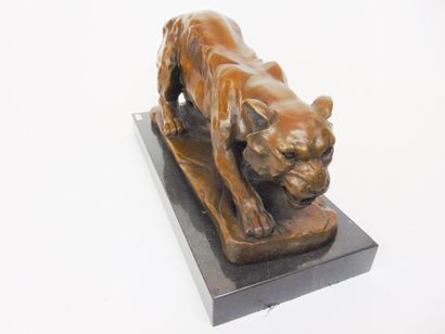 ECOLE FRANCAISE "Panther on the lookout", 20th, bronze proof with medal patina, marble...