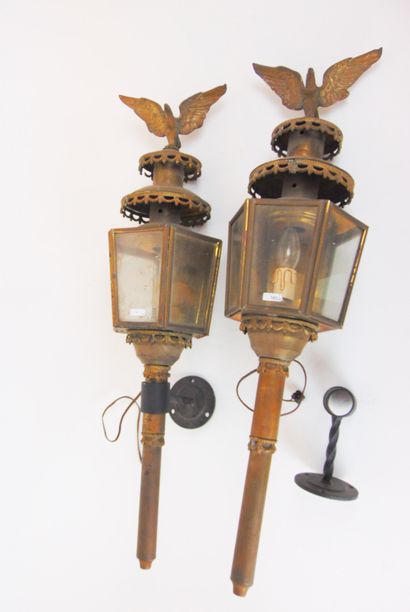 null Pair of hexagonal lanterns with eagles, 20th century, brass, with sconce supports,...