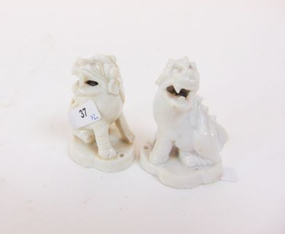 CHINE Pair of miniature guardian lions, Qing Dynasty / 18th-19th century, China white...