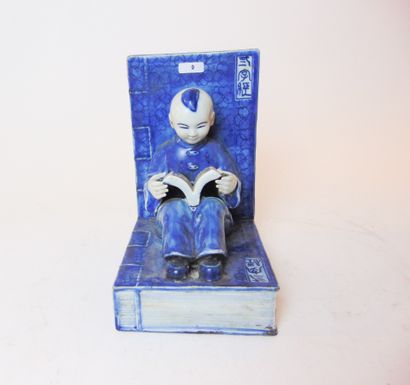 CHINE Bookends with the figure of a young scholar in the round, Qing dynasty / circa...