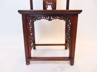 CHINE Paire de chaises, dynastie Qing / fin XIXe, bois patiné orné de hauts-reliefs...