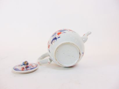 CHINE Ovoid teapot with Imari decoration, Indian companies, Qing Dynasty / 18th century,...