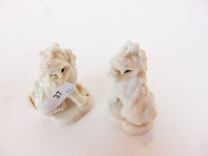 CHINE Paire de lions-gardiens miniatures, dynastie Qing / XVIII-XIXe, porcelaine...