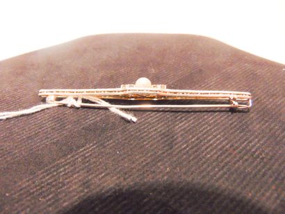 null Art Deco period hair slide in 18 karat white gold set with a pearl and paved...