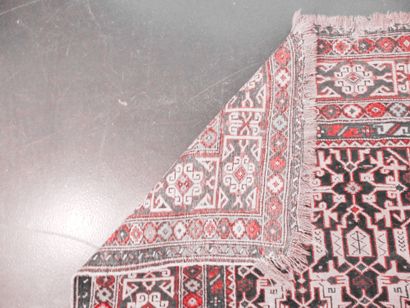 null Petit tapis caucasien de style Kazak à motifs géométriques polychromes sur champ...