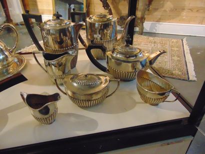 ANGLETERRE (HUTTON & SONS et HARRODS) Gadrooned tea and coffee sets, 20th century,...