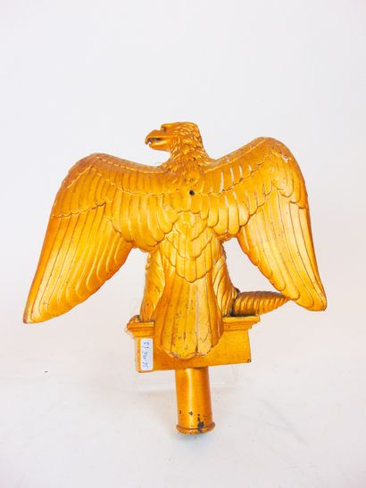 null Reproduction d'une aigle impériale Premier Empire (modèle 1804), XXe, bois stuqué...