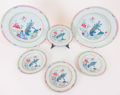 CHINE Set of a pair of deep dishes and a series of four deep plates decorated with...