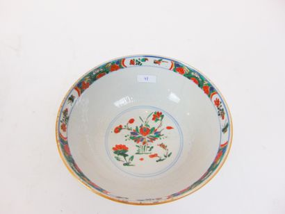 CHINE Grand bol avec son présentoir en compotier à décor floral en émaux polychromes...