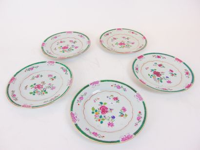 CHINE Suite de cinq assiettes à décor floral en émaux polychromes dits de la famille...