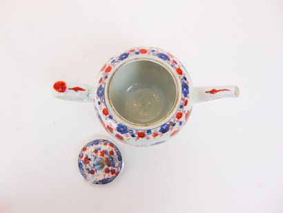 CHINE Ovoid teapot with Imari decoration, Indian companies, Qing Dynasty / 18th century,...