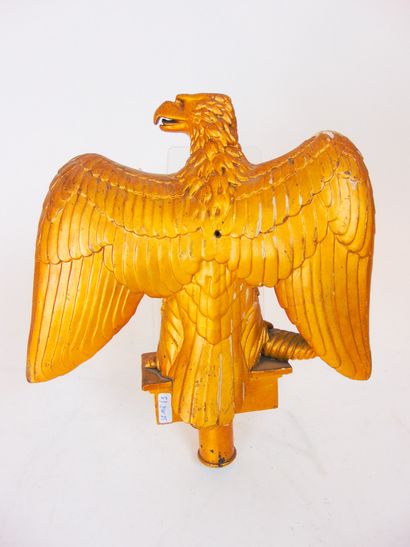 null Reproduction d'une aigle impériale Premier Empire (modèle 1804), XXe, bois stuqué...