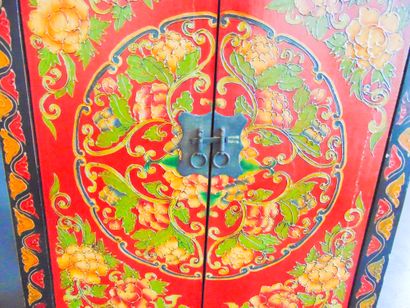 CHINE Petite armoire ouvrant par deux vantaux, XXe, bois laqué à décor floral polychrome...