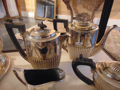 ANGLETERRE (HUTTON & SONS et HARRODS) Gadrooned tea and coffee sets, 20th century,...