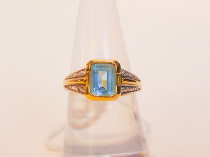 null 18 karat yellow gold ring set with an emerald-cut aquamarine, punched, t. 52,...