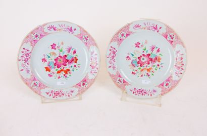 CHINE Pair of lightly scrolled plates with floral decoration in polychrome enamels...
