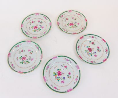 CHINE Suite de cinq assiettes à décor floral en émaux polychromes dits de la famille...