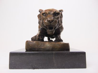 ECOLE FRANCAISE "Panther on the lookout", 20th, bronze proof with medal patina, marble...