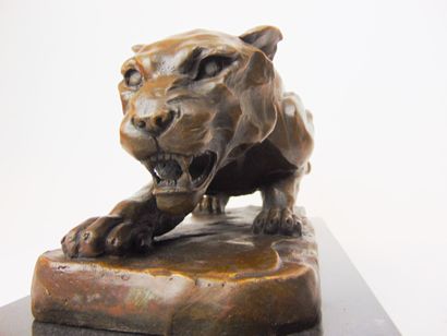 ECOLE FRANCAISE "Panther on the lookout", 20th, bronze proof with medal patina, marble...