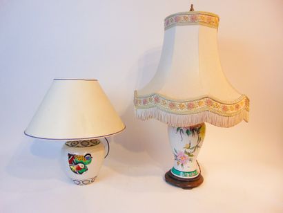 null Deux lampes de table à décors polychromes et or dans le goût de l'Extrême-Orient...