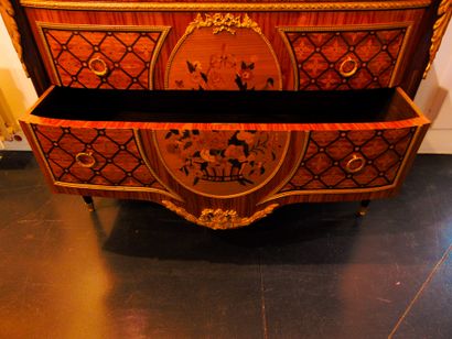 null Importante commode de style Louis XVI ouvrant par trois tiroirs (dont un en...