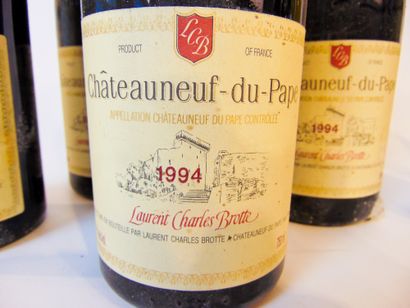 VALLÉE-DU-RHÔNE (CHÂTEAUNEUF-DU-PAPE) Rouge et blanc, neuf bouteilles :

- rouge,...