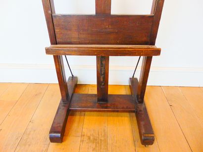 null Workshop easel, early 20th century, patinated wood, h. 142.5 cm (side jambs)...